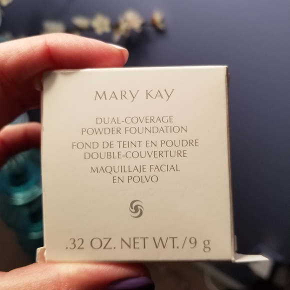 Ivory 100:Dual-Coverage Powder Foundation - Picture 2 of 4